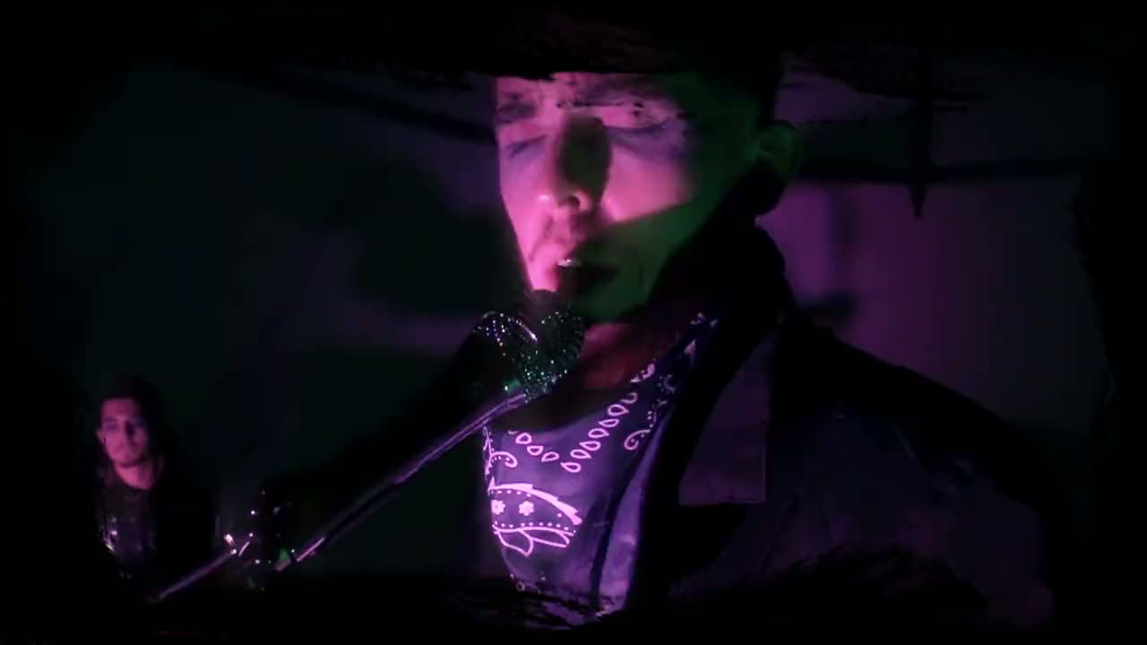 Interlood tocando en el video principal